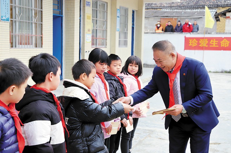 12月25日至26日，我集團向捐建學校師生頒發“三正獎教助學金”合計23.98萬元。并向三正合水小學捐贈了價值7.5萬的多媒體教學設備，向揭陽鳳湖小學碧潭三正分校一名病重學生捐贈1萬元助其度過難關。