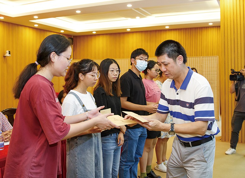 8月29日上午，“2023年廣東三正集團捐資助學金發放儀式”在橋頭鎮第四小學舉行，為25名橋頭籍困難家庭在讀大學生發放助學金19.04萬元。